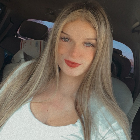 Meet your Posher, Alyssa - Picture 1 of 1